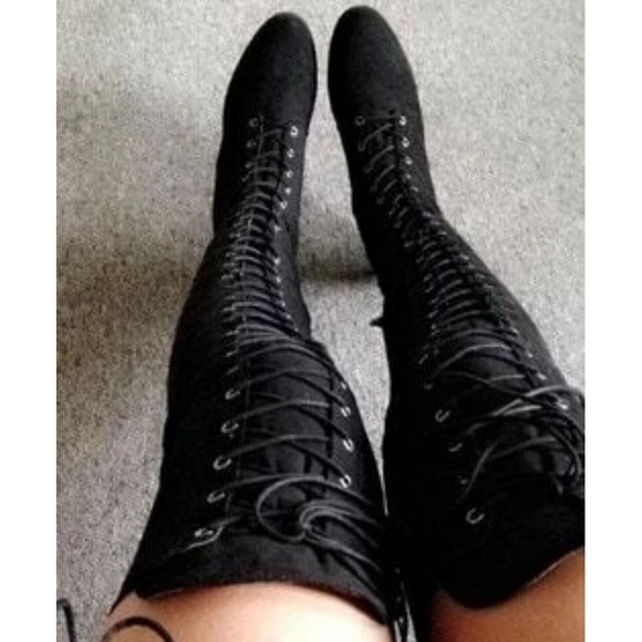 𝙇𝙖𝙨𝙩 7.5 🖤🎥High Standards
Lace Up Boot - Picture 6 of 10